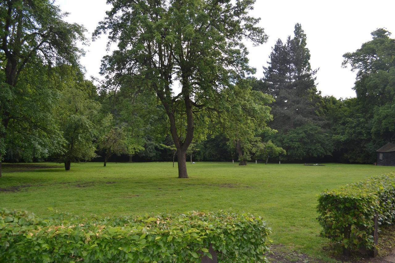 Gilwell Park Hotel Чингфорд Екстериор снимка