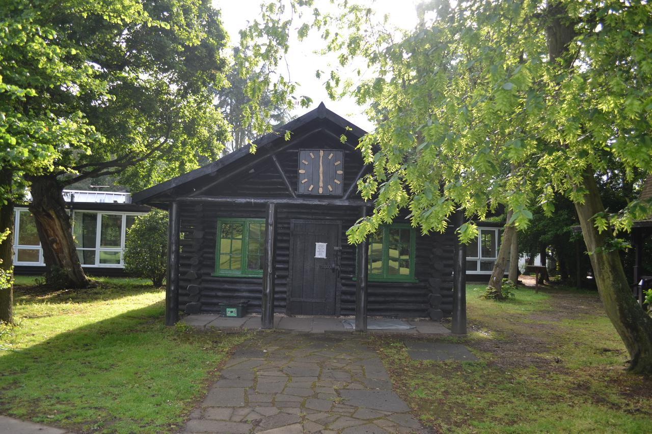 Gilwell Park Hotel Чингфорд Екстериор снимка