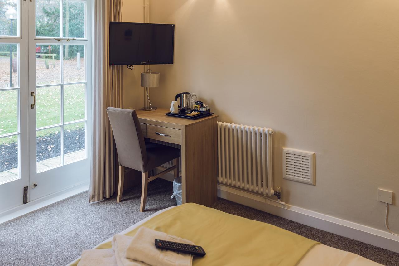 Gilwell Park Hotel Чингфорд Екстериор снимка