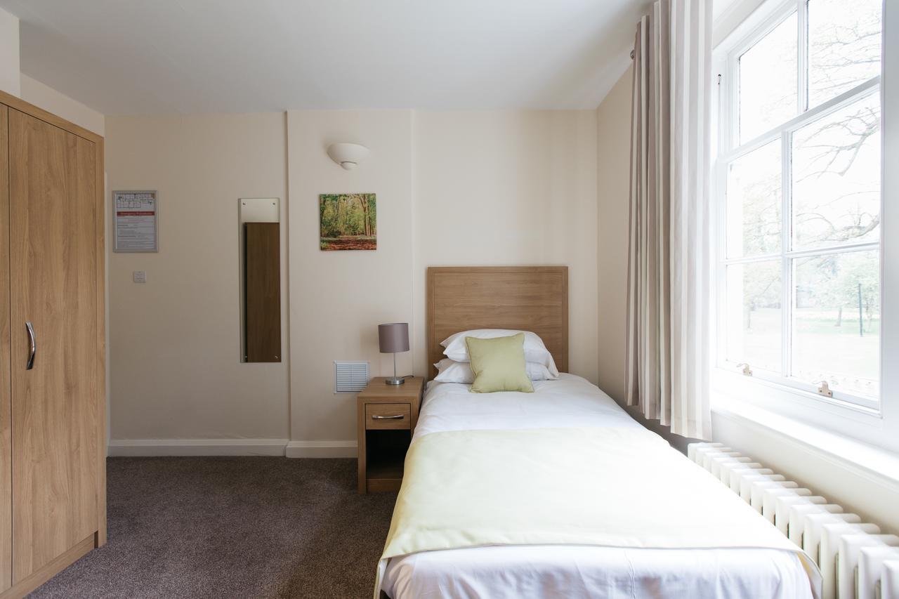 Gilwell Park Hotel Чингфорд Екстериор снимка