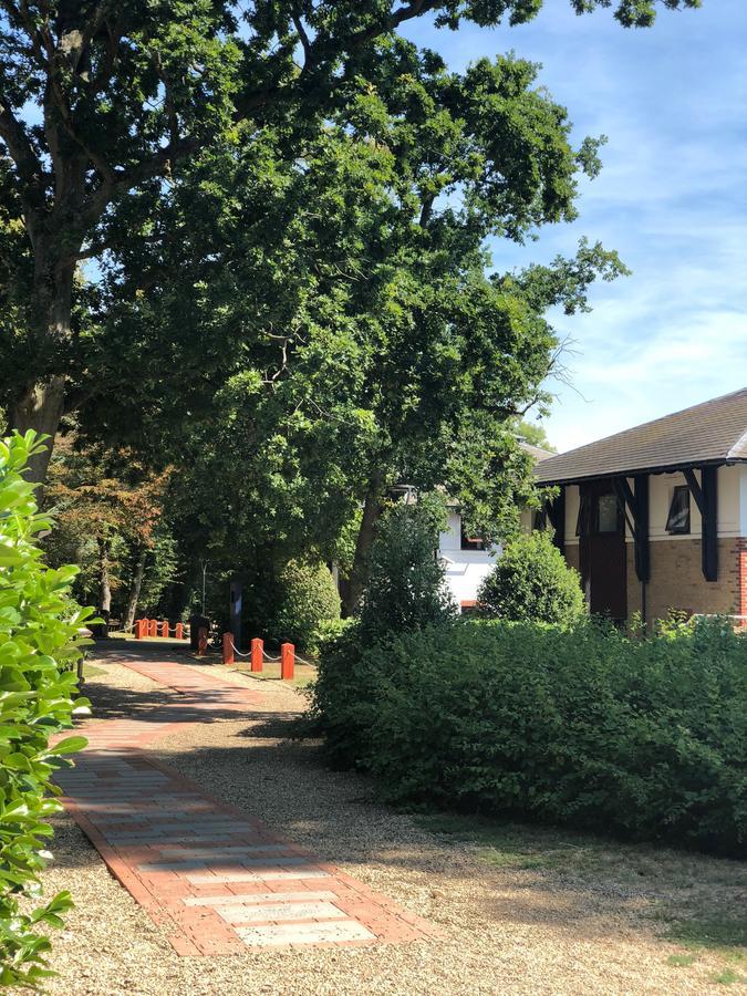 Gilwell Park Hotel Чингфорд Екстериор снимка