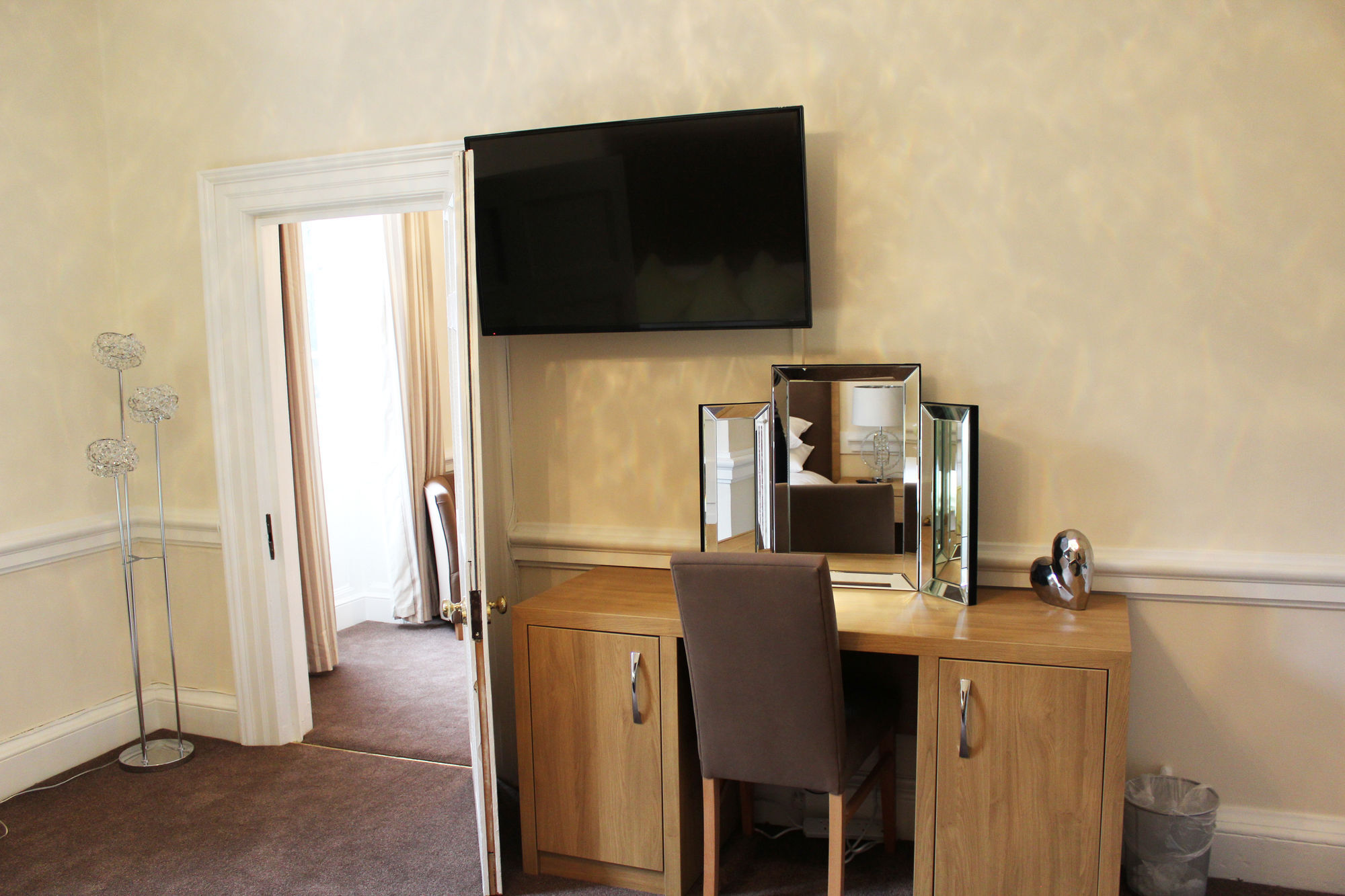 Gilwell Park Hotel Чингфорд Екстериор снимка