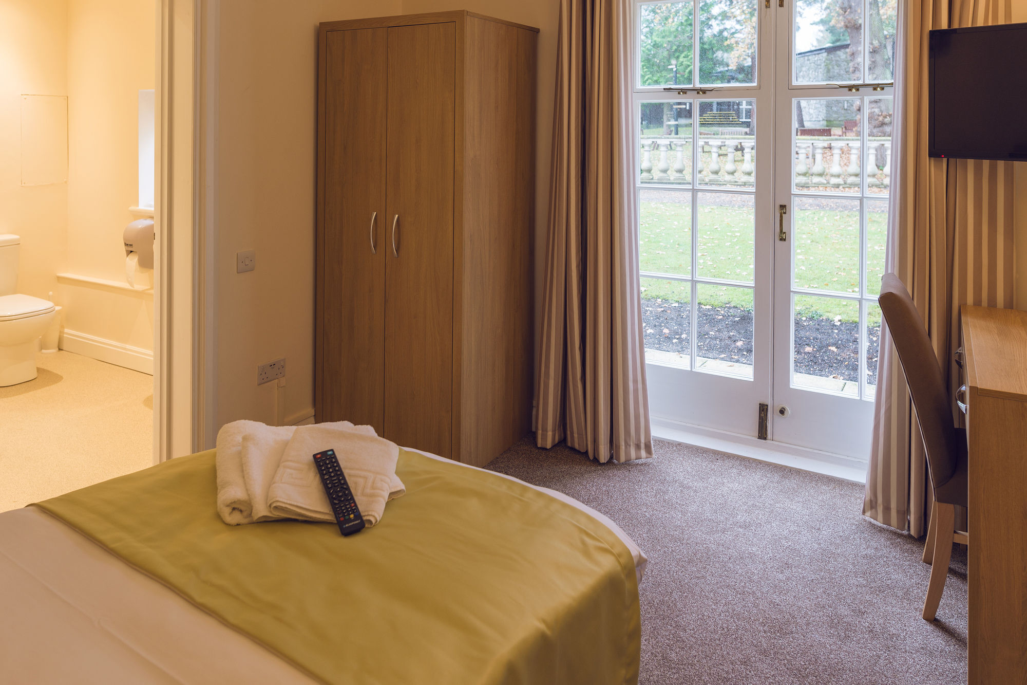 Gilwell Park Hotel Чингфорд Екстериор снимка