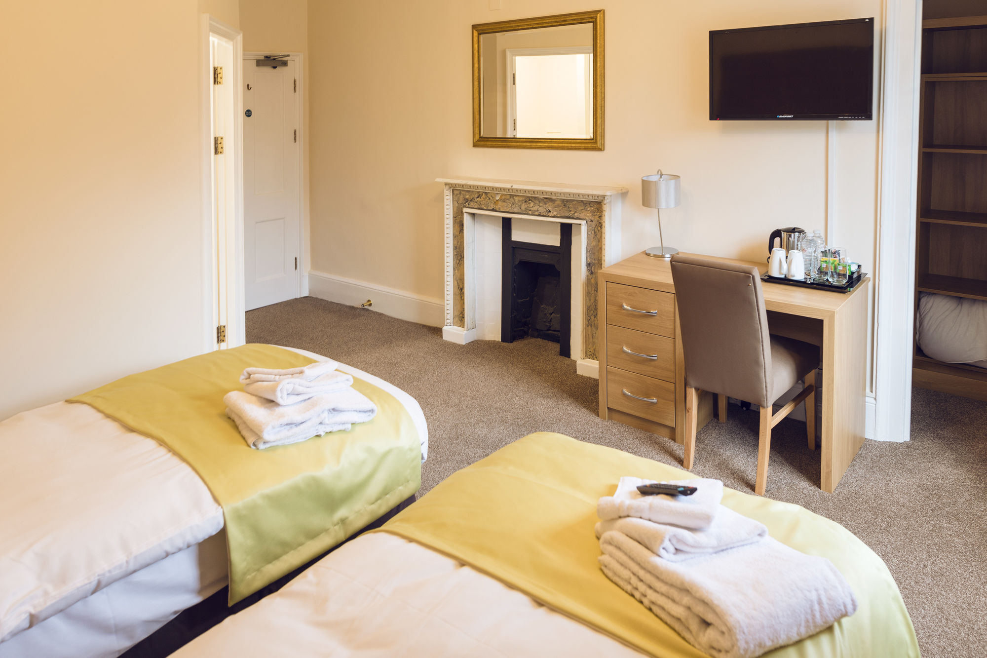 Gilwell Park Hotel Чингфорд Екстериор снимка