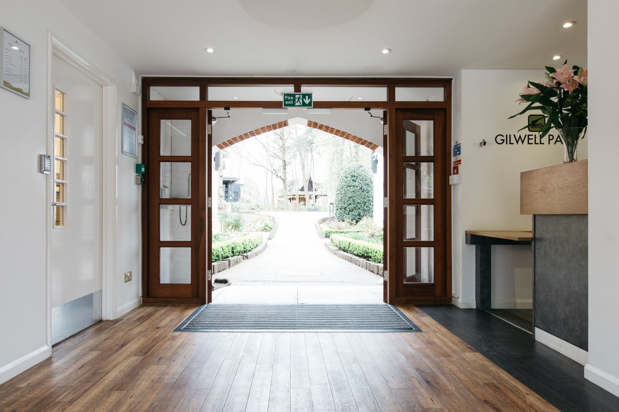 Gilwell Park Hotel Чингфорд Екстериор снимка